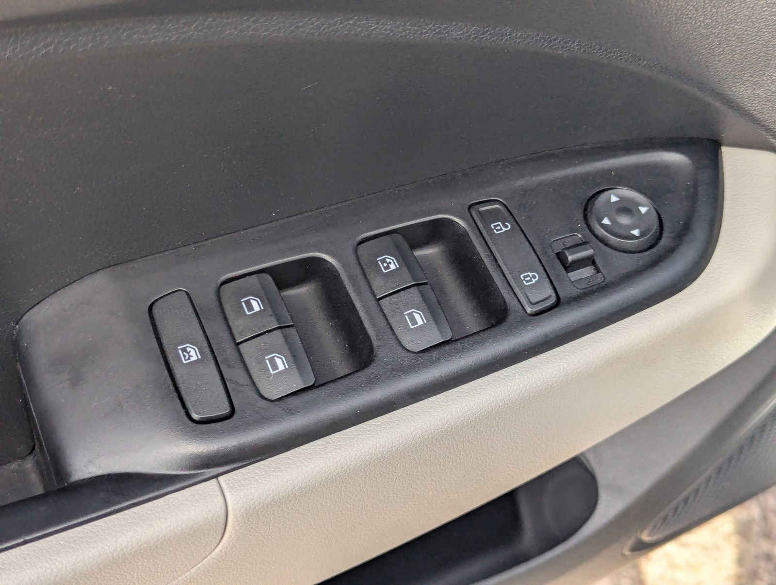 Used 2025 Hyundai Venue SEL image 28