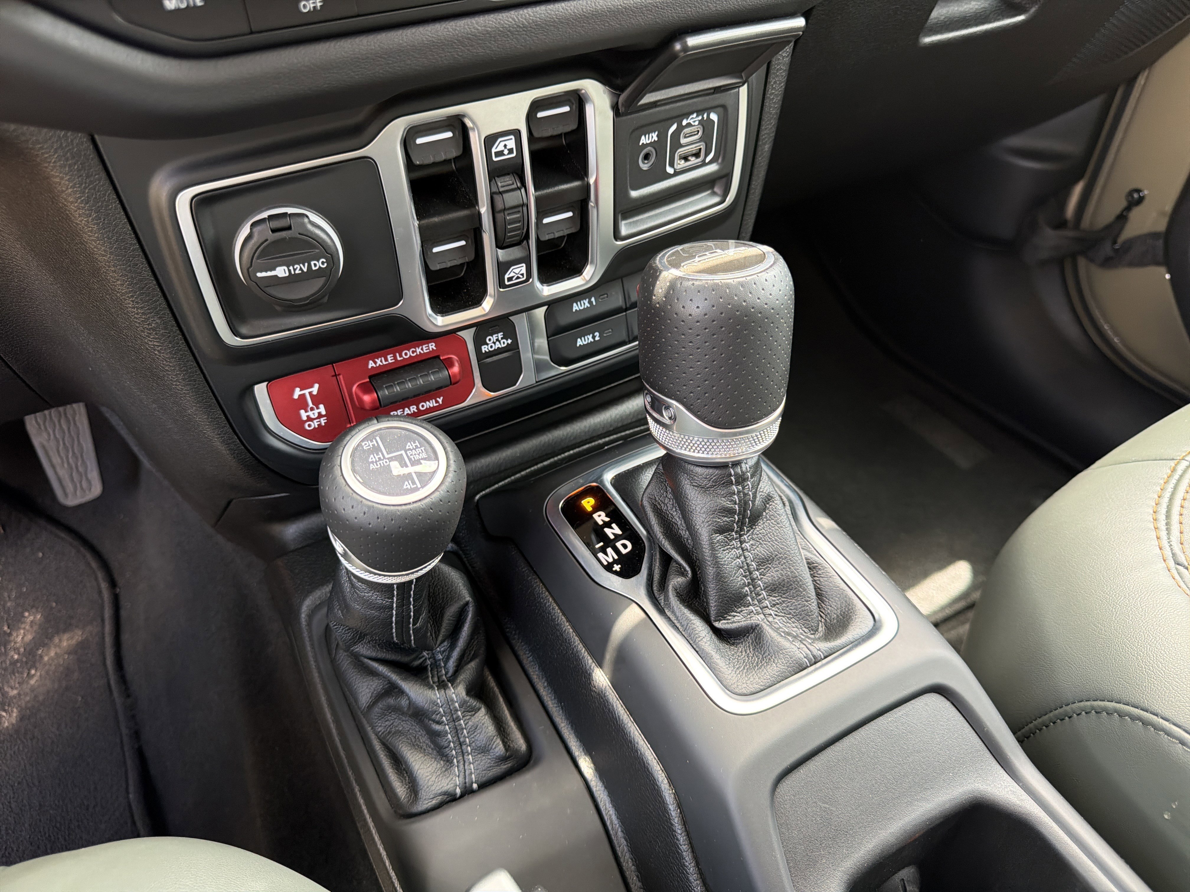 Used 2025 Jeep Gladiator Mojave AWD/4WD image 28