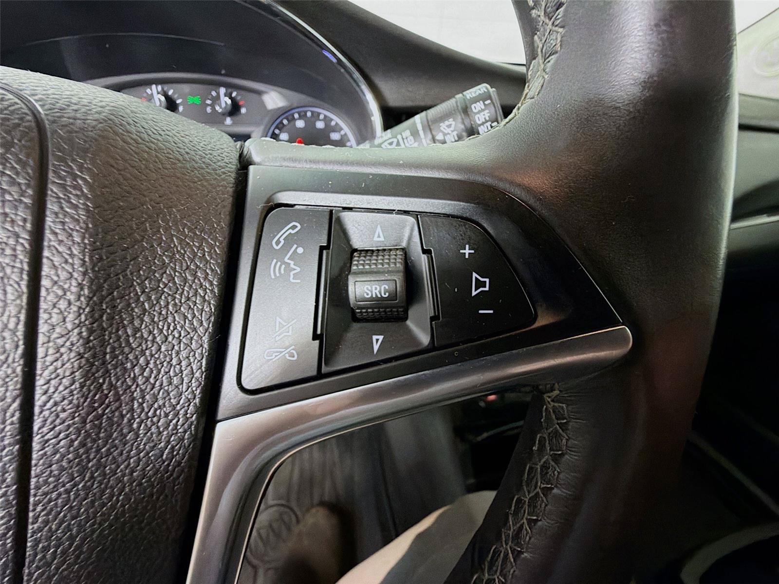 Used 2020 Buick Encore Preferred AWD/4WD image 39