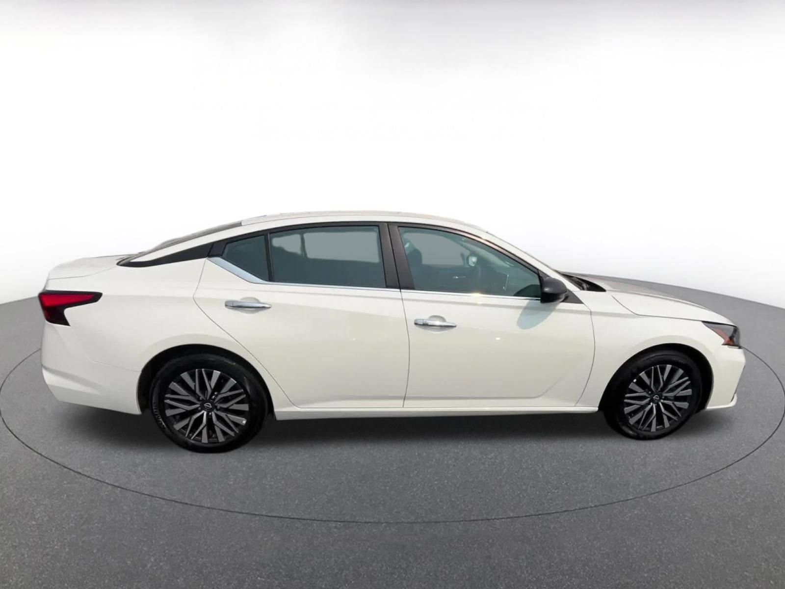 Used 2025 Nissan Altima 2.5 SV FWD image 15