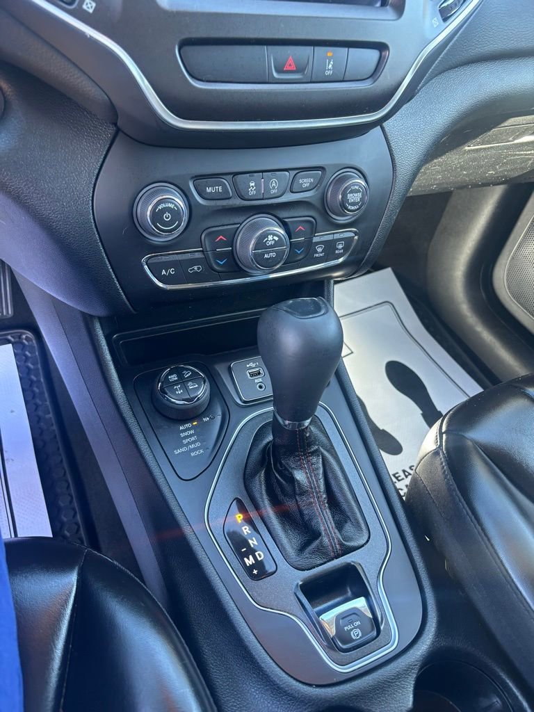 Used 2022 Jeep Cherokee Trailhawk image 9