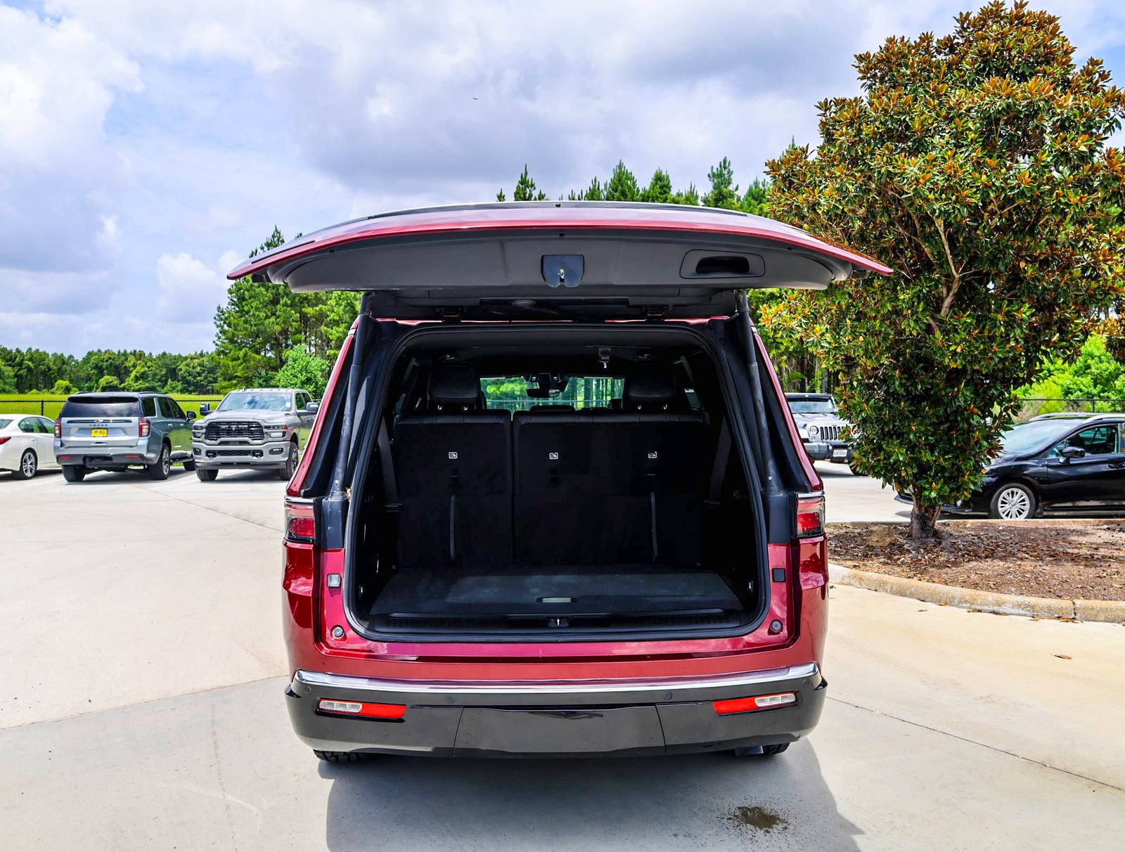 Used 2023 Jeep Wagoneer 4WD image 7