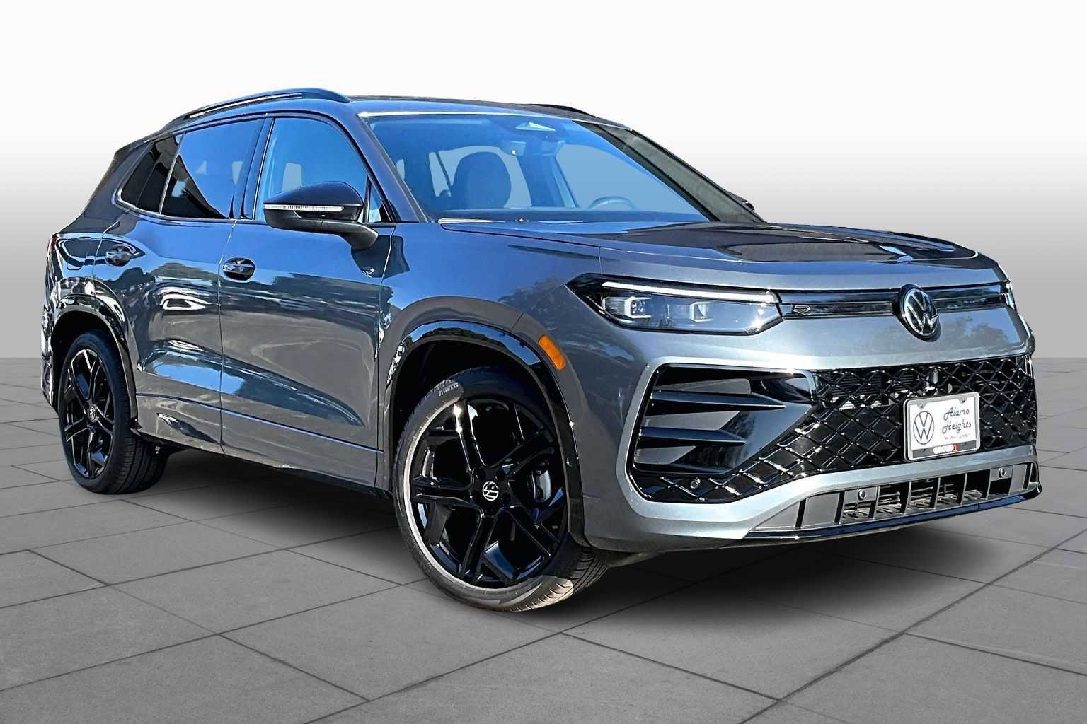 New 2026 Volkswagen Tiguan SE R-Line FWD image 2