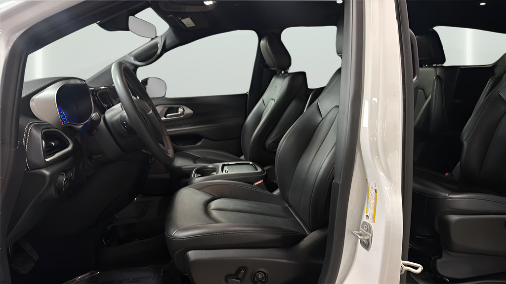 Used 2024 Chrysler Pacifica Limited FWD image 23