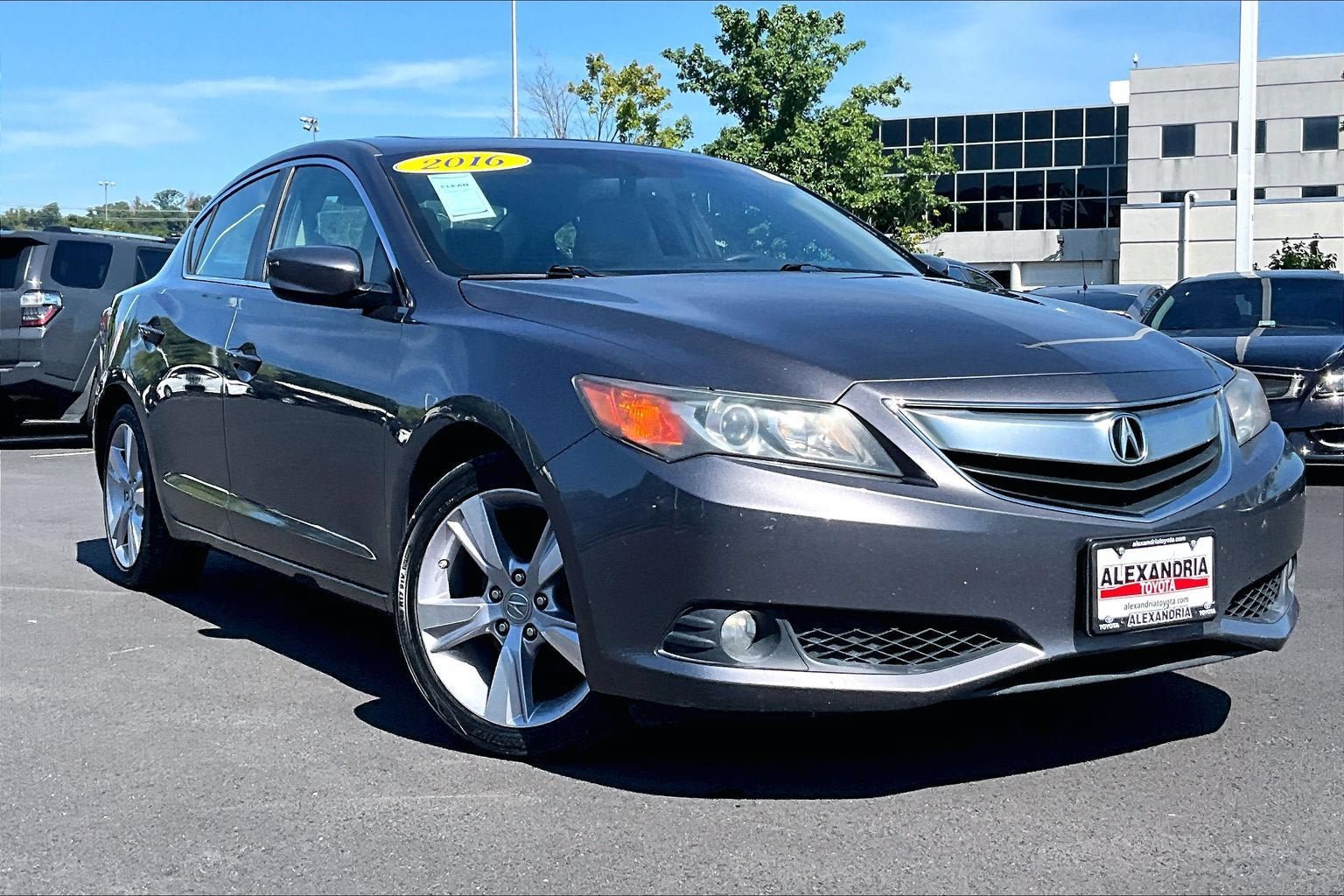 Used 2015 Acura ILX w/ Technology Package FWD image 2