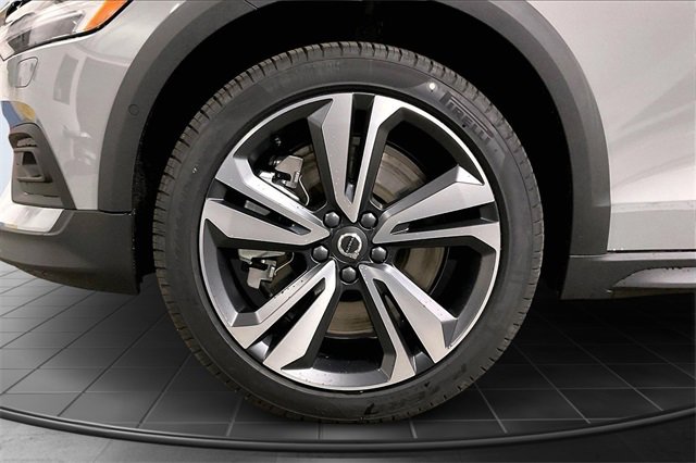 New 2026 Volvo V60 B5 Cross Country Plus w/ Climate Package image 14