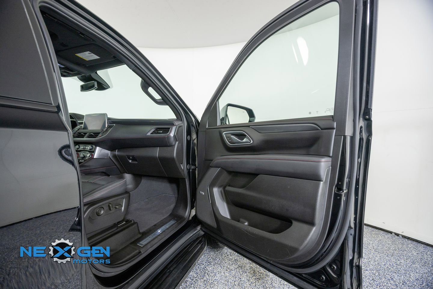 Used 2024 Chevrolet Suburban RST w/ Luxury Package AWD/4WD image 40