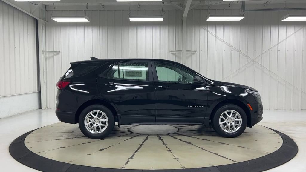 Used 2023 Chevrolet Equinox LS image 9