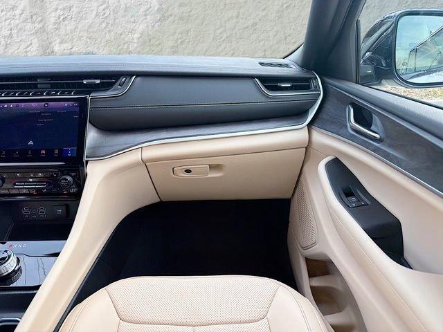 Used 2025 Jeep Grand Cherokee Limited w/ Luxury Tech Group II image 18