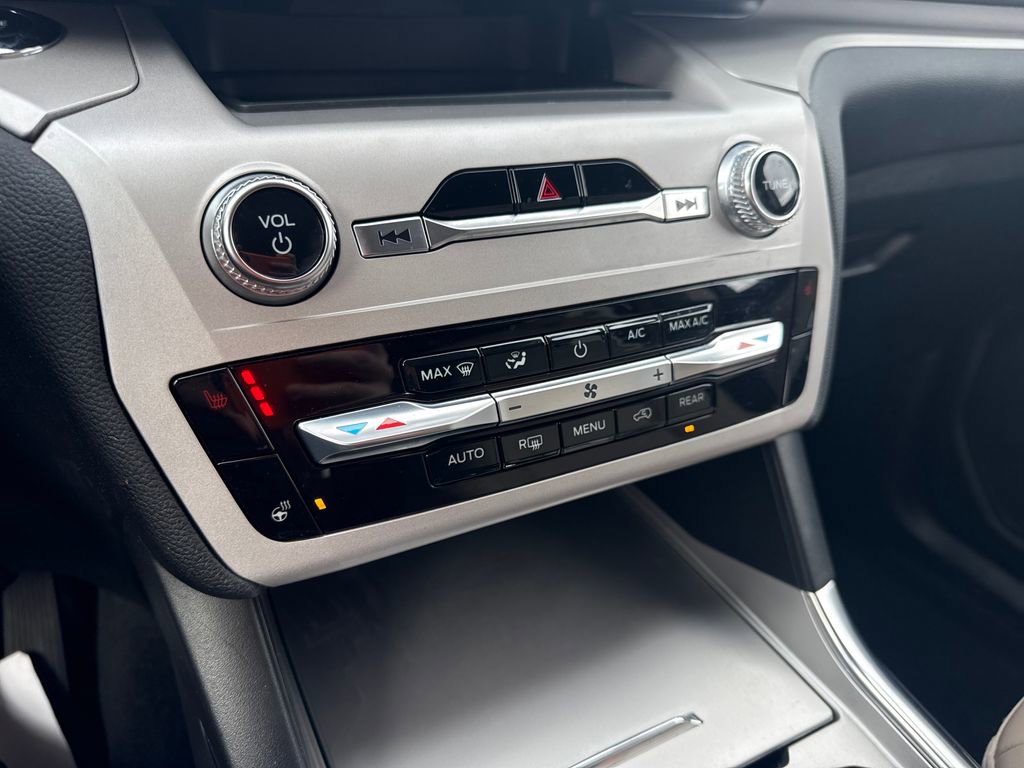 Used 2024 Ford Explorer XLT w/ Equipment Group 202A image 36