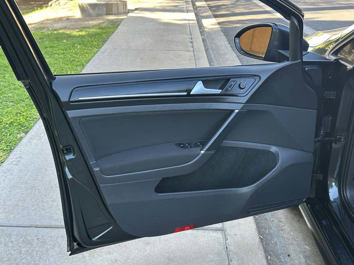 Used 2015 Volkswagen GTI SE FWD image 38