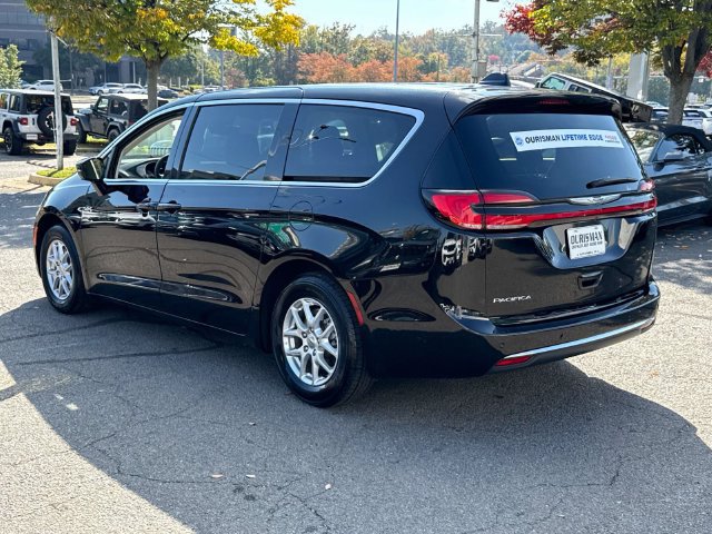Used 2024 Chrysler Pacifica Touring-L FWD image 5