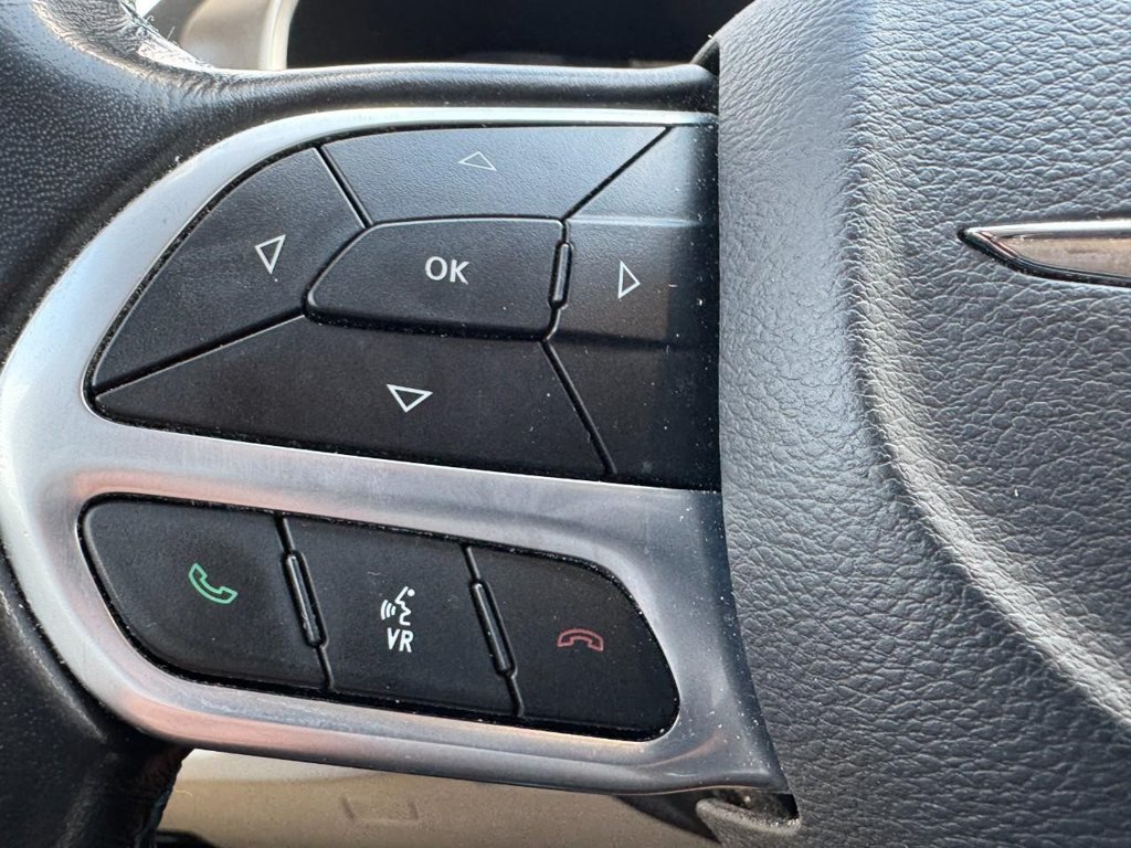 Used 2021 Chrysler Pacifica Touring-L FWD image 17