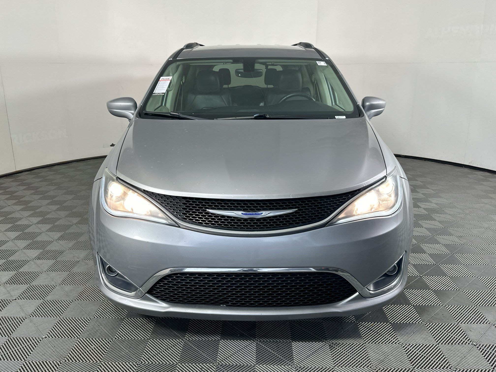 Used 2019 Chrysler Pacifica Touring-L FWD image 8
