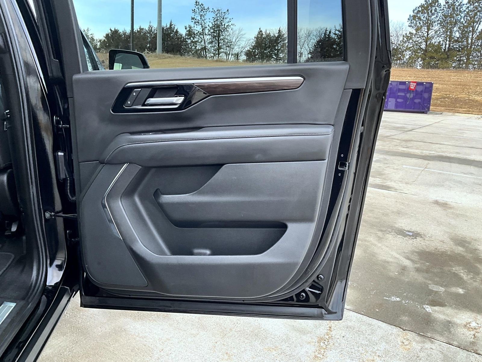 Used 2025 Chevrolet Suburban Z71 image 17