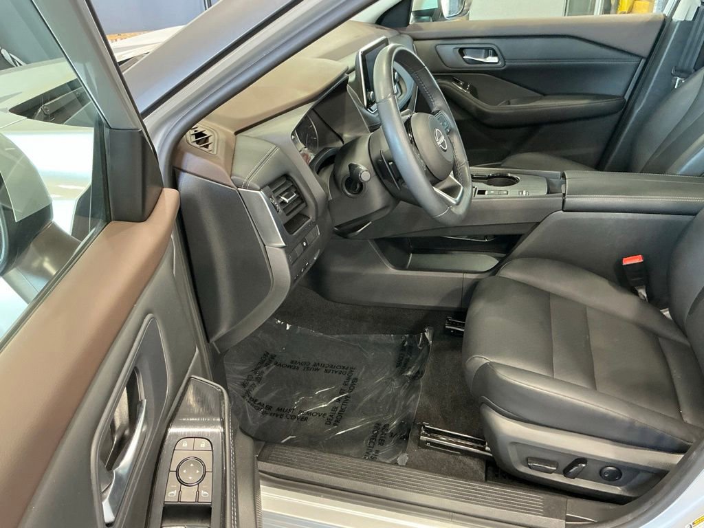 Used 2023 Nissan Rogue SV w/ SV Premium B Package FWD image 5
