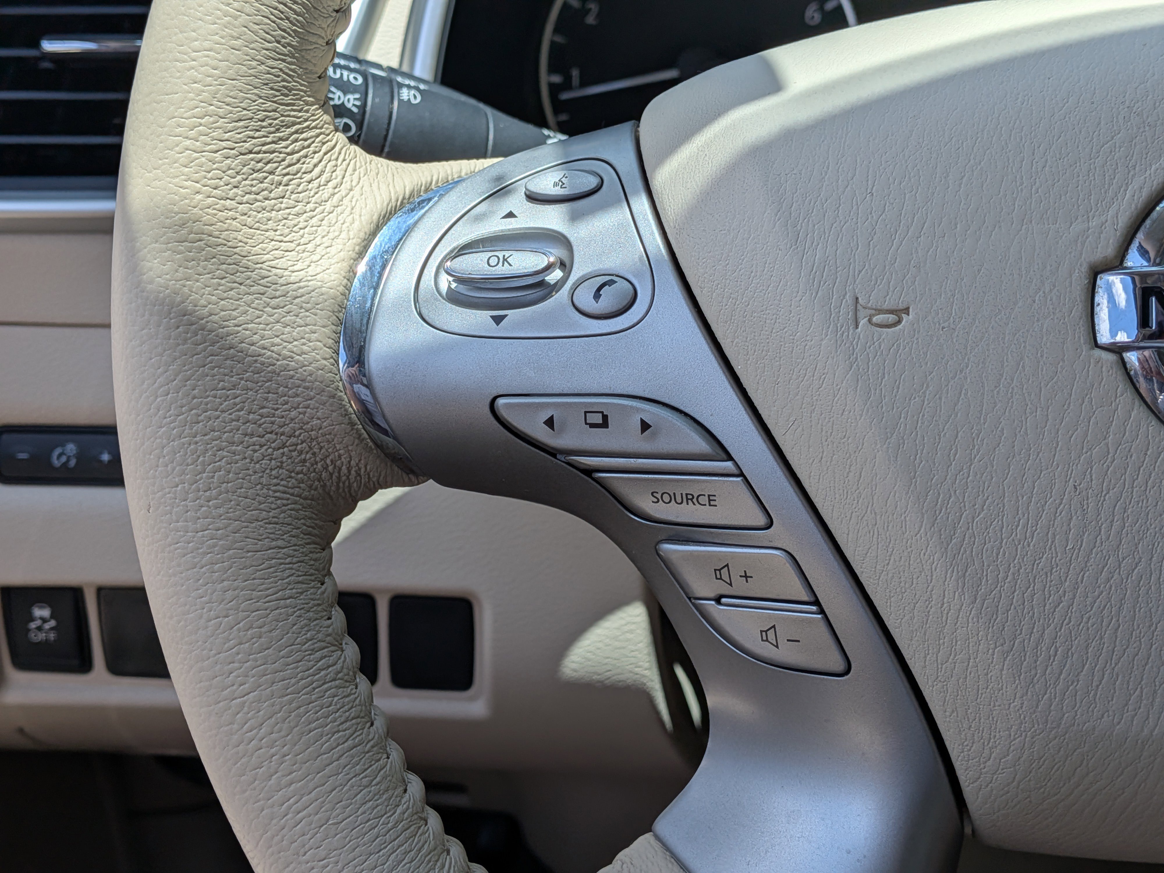 Used 2015 Nissan Murano SL w/ SL Technology Package FWD image 25