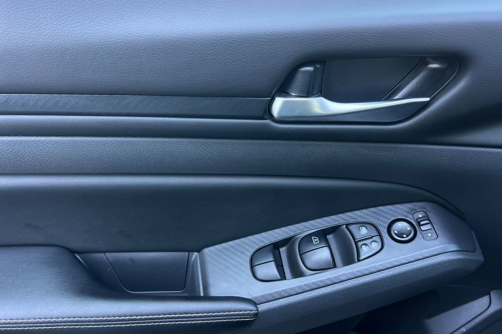 Used 2025 Nissan Altima 2.5 SV image 13