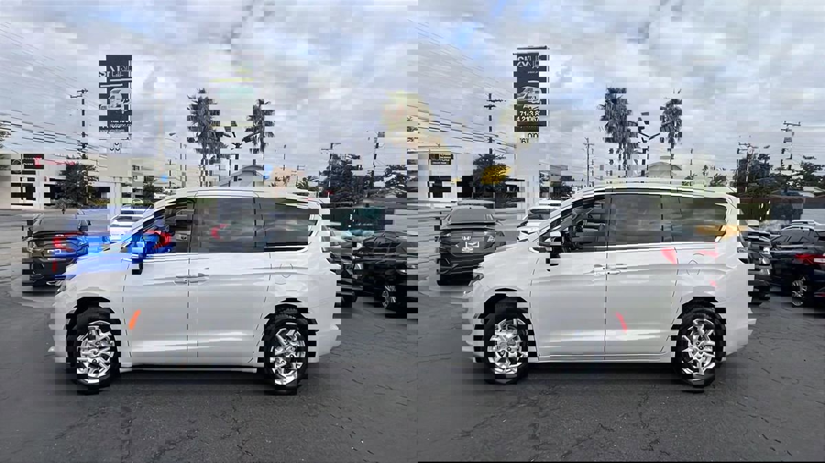 Used 2017 Chrysler Pacifica Touring image 2