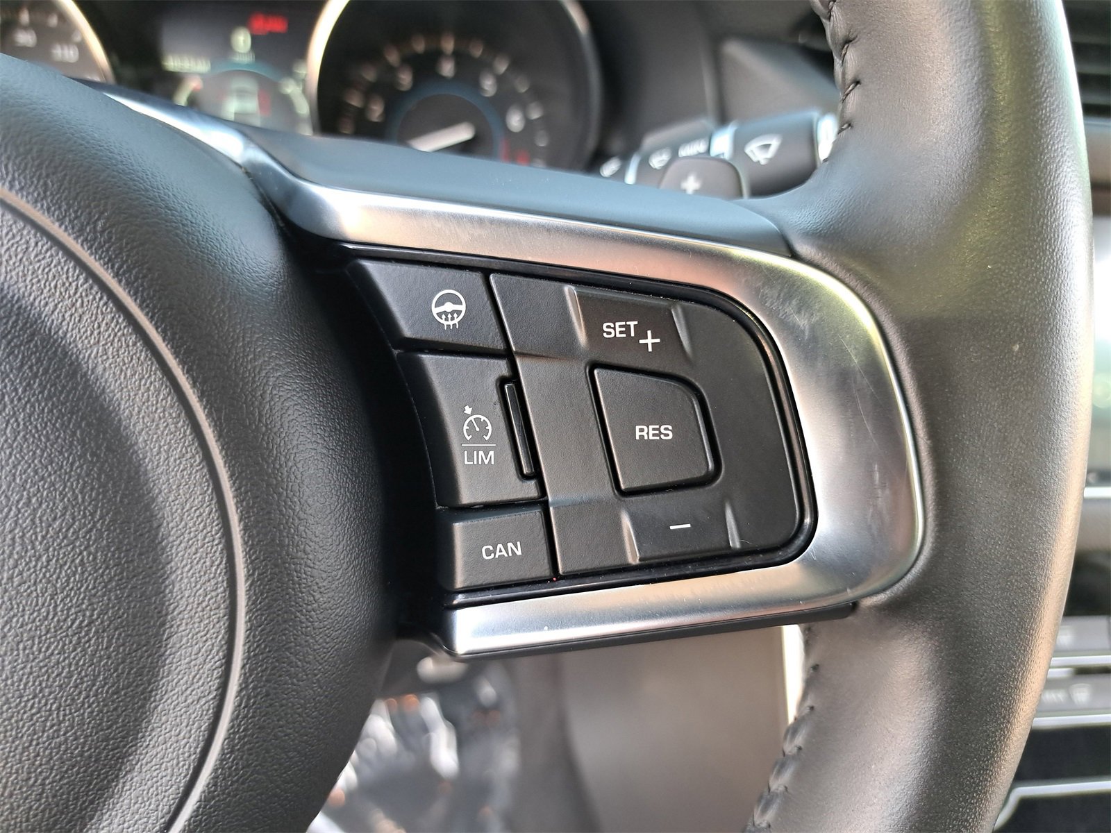 Used 2019 Jaguar XF Prestige image 19