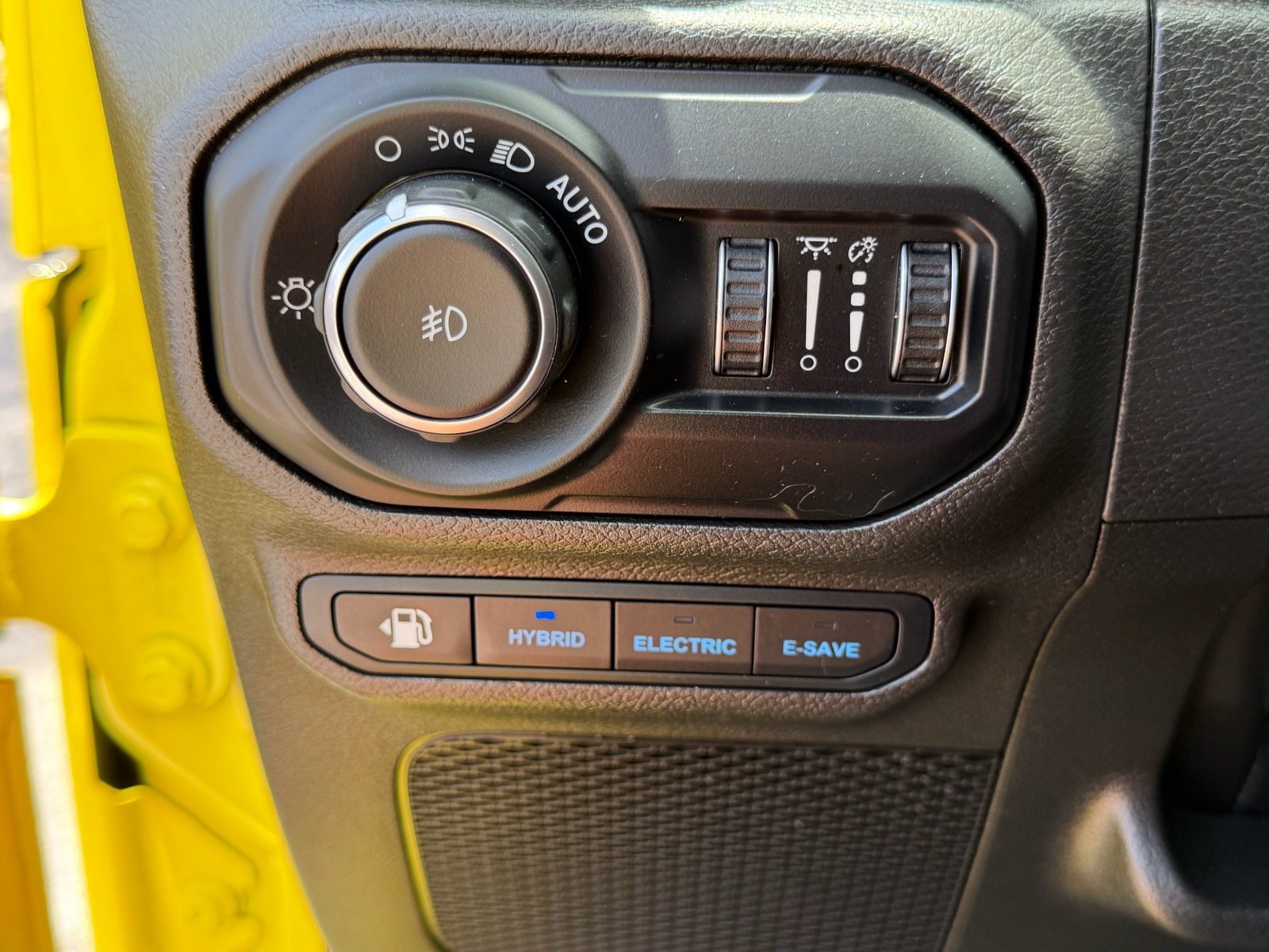 Used 2022 Jeep Wrangler Unlimited Sahara w/ Safety Group AWD/4WD image 35