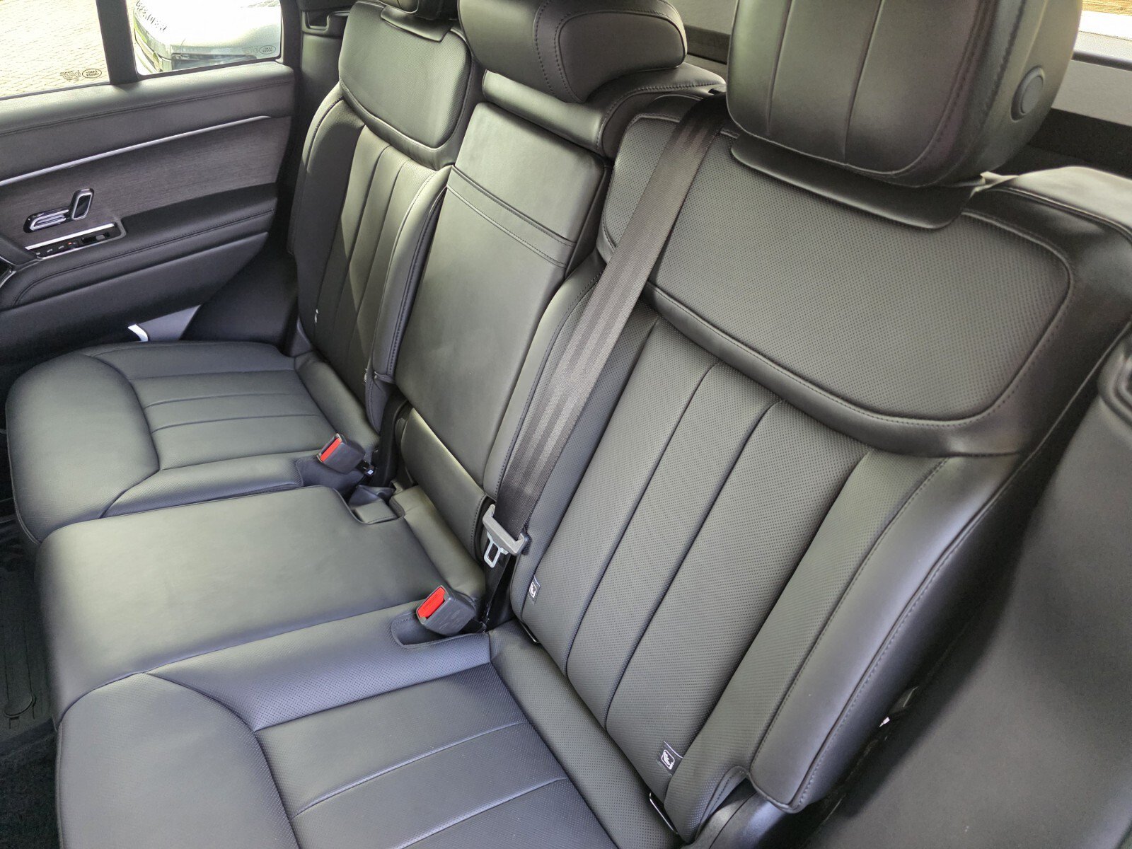 Certified 2025 Land Rover Range Rover SE AWD/4WD image 15