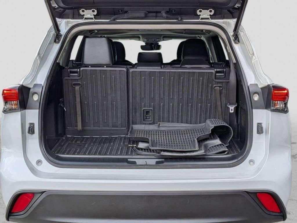 Used 2023 Toyota Highlander XLE AWD/4WD image 9