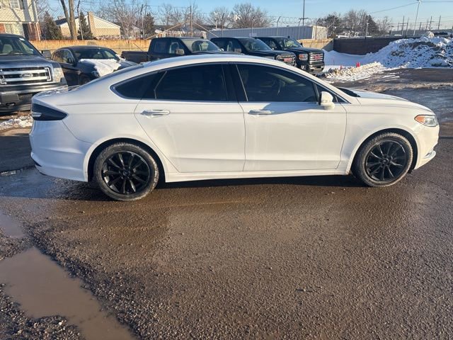 Used 2017 Ford Fusion SE w/ Fusion SE Technology Package image 2