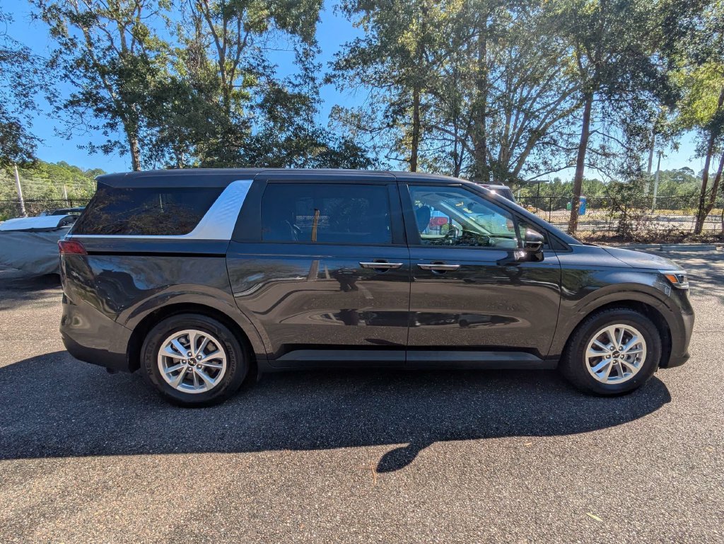 Used 2023 Kia Carnival LX FWD image 3