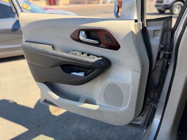 Used 2017 Chrysler Pacifica Limited w/ UConnect Theater Package FWD image 8