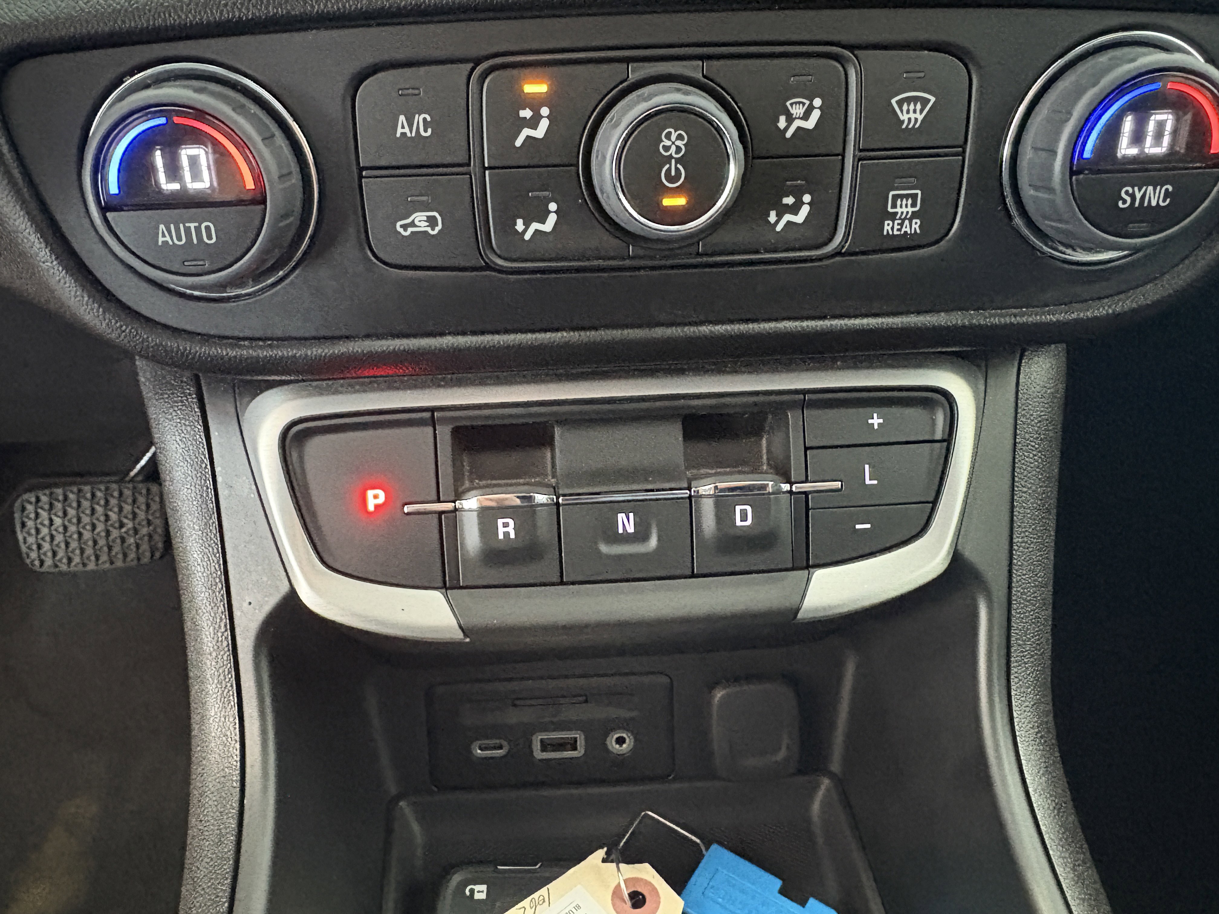 Used 2024 GMC Terrain SLE w/ Driver Convenience Package image 16