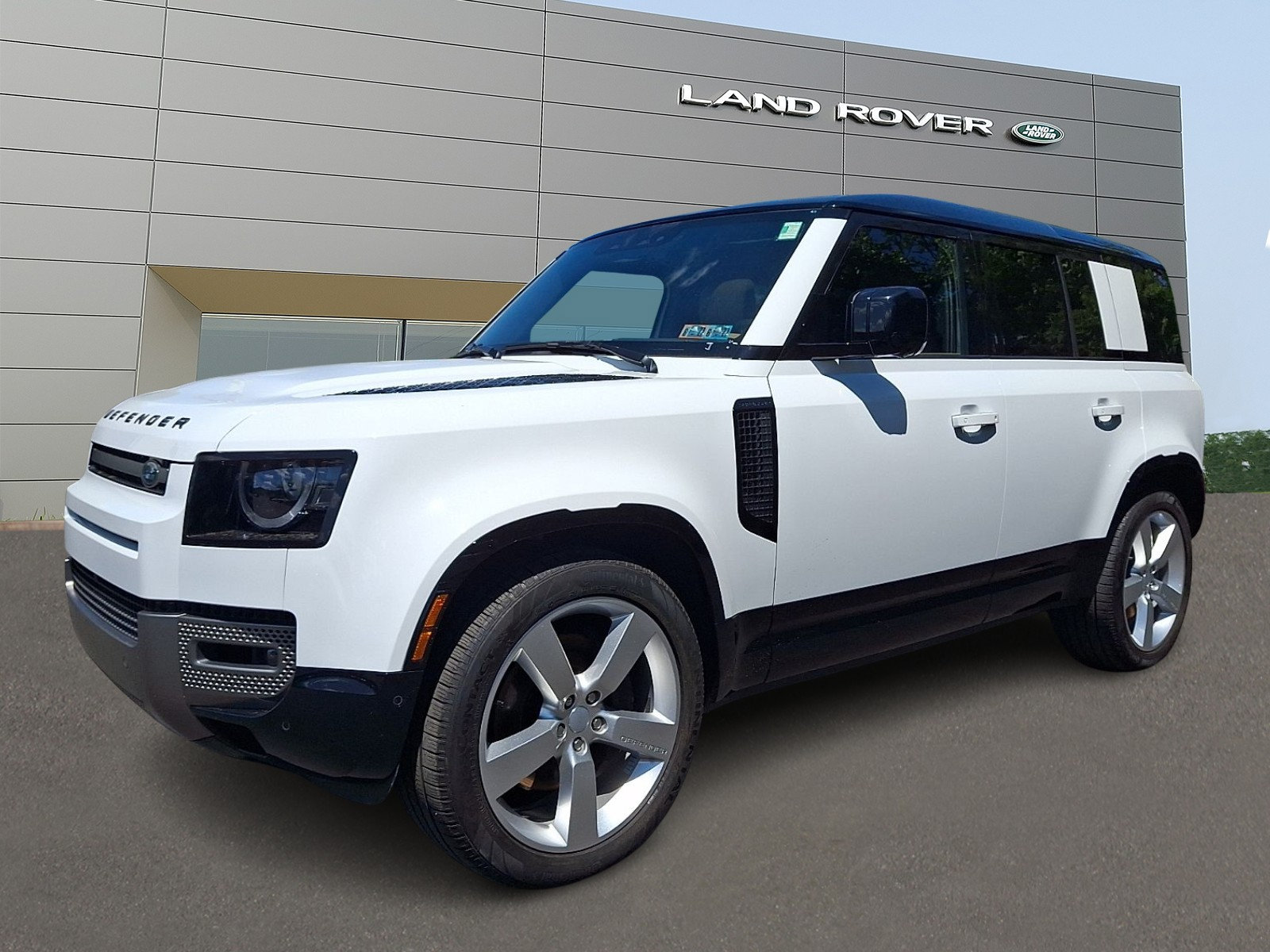 Used 2025 Land Rover Defender 110 X-Dynamic SE AWD/4WD image 1