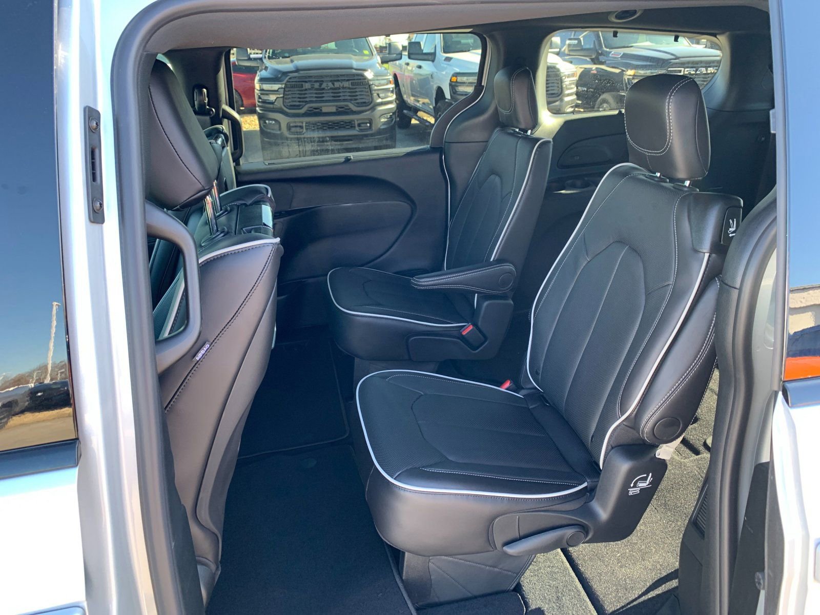 New 2026 Chrysler Pacifica Limited w/ Uconnect Theater Family Group image 13