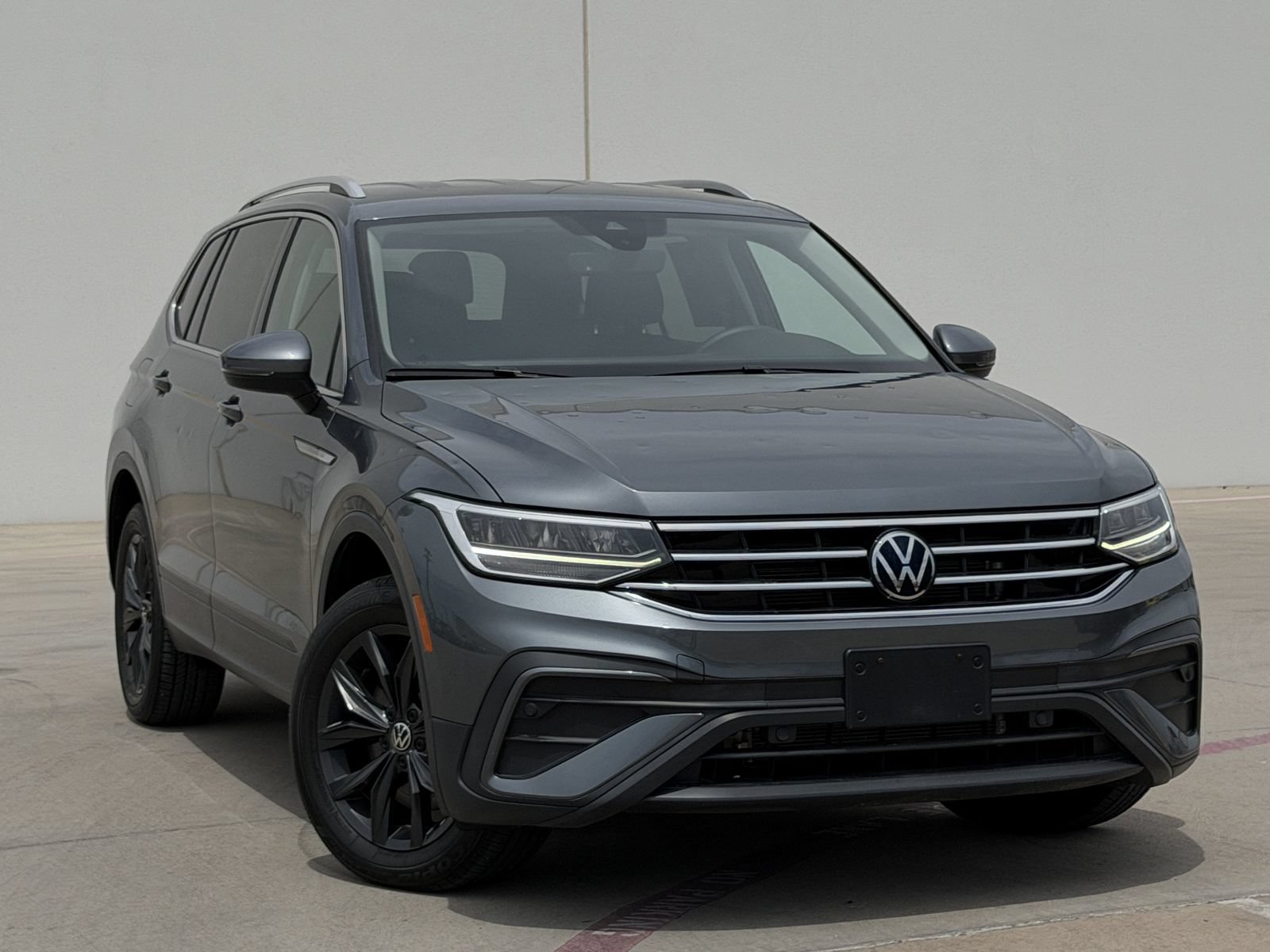Used 2024 Volkswagen Tiguan SE FWD image 2