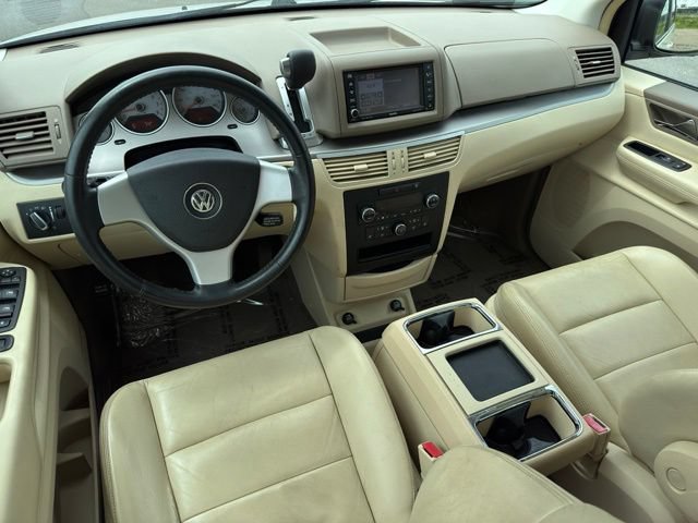 Used 2010 Volkswagen Routan SEL FWD image 12