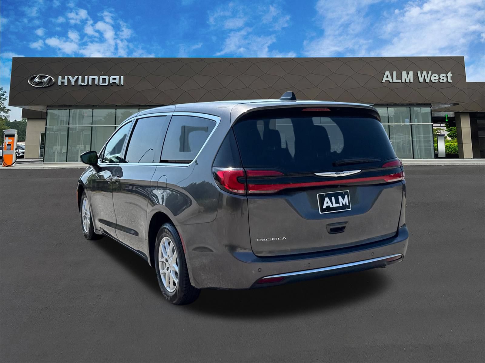 Used 2023 Chrysler Pacifica Touring-L FWD image 7