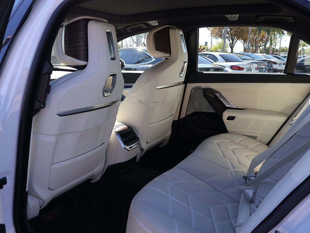 Used 2023 BMW 760i xDrive image 39