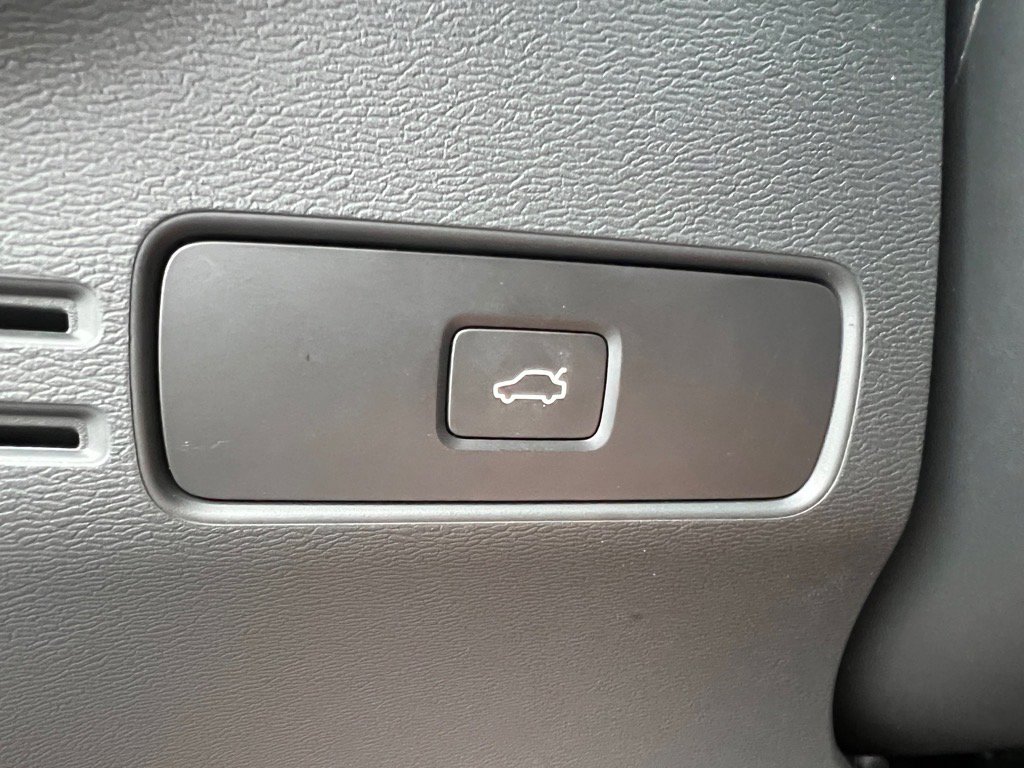 Used 2025 Volvo XC40 B5 Plus image 19