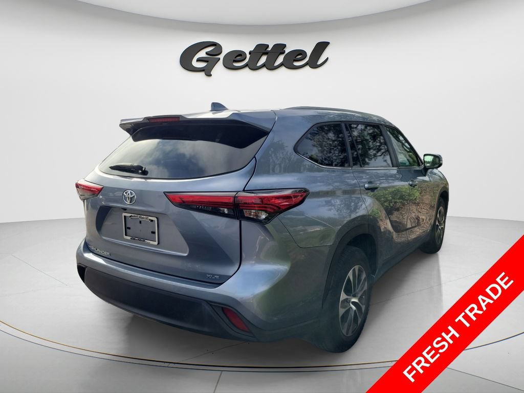 Used 2023 Toyota Highlander XLE FWD image 3