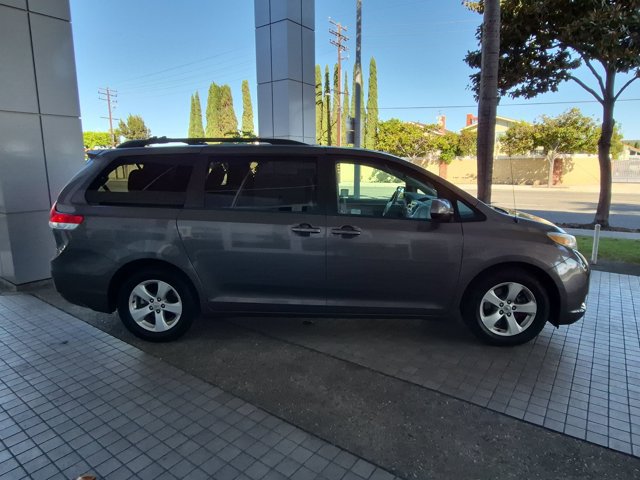 Used 2013 Toyota Sienna LE w/ Towing Pkg FWD image 4