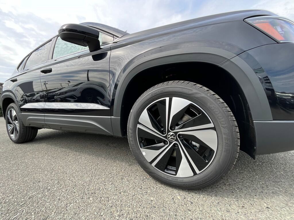 New 2025 Volkswagen Taos SE image 9