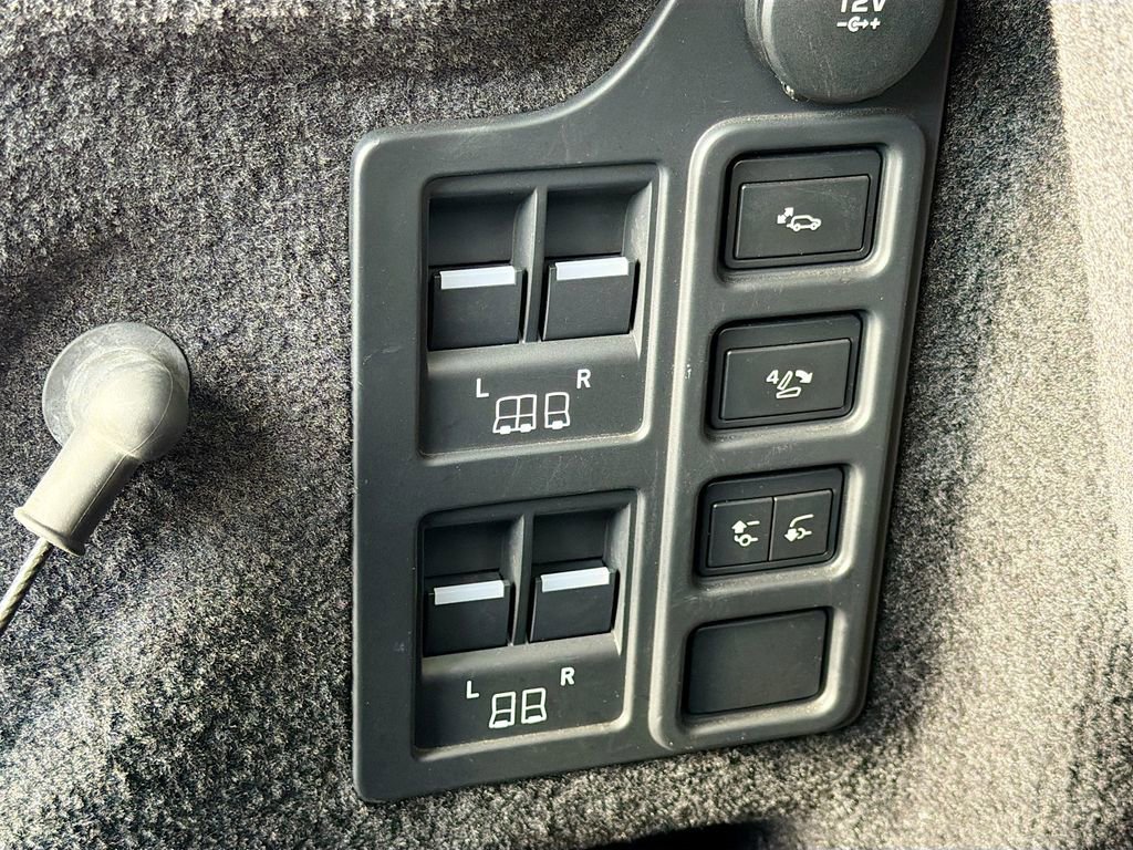 Used 2020 Land Rover Discovery HSE image 12