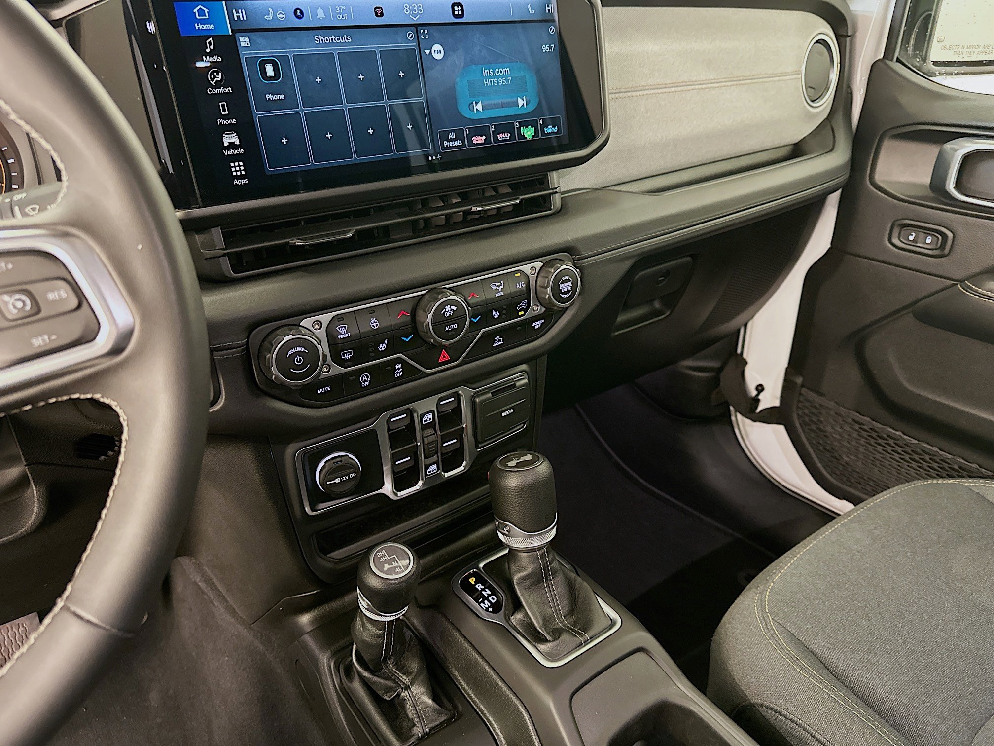 Used 2025 Jeep Wrangler Sahara image 25