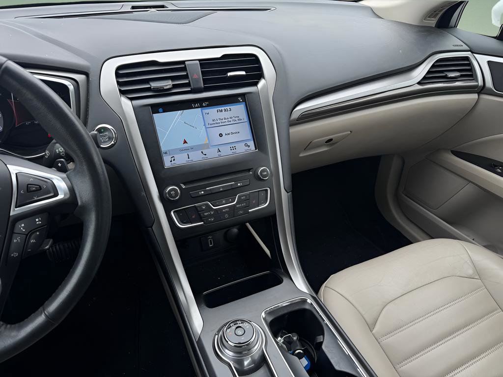 Used 2017 Ford Fusion SE w/ Fusion SE Technology Package image 28