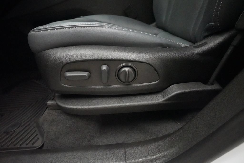 Used 2023 Buick Enclave Essence AWD/4WD image 30