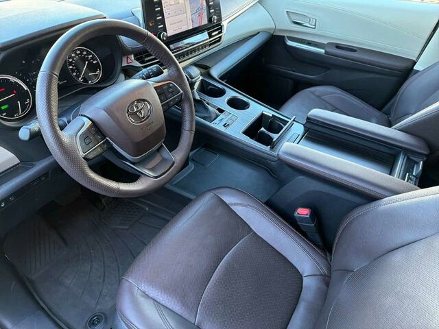 Used 2023 Toyota Sienna Platinum image 11