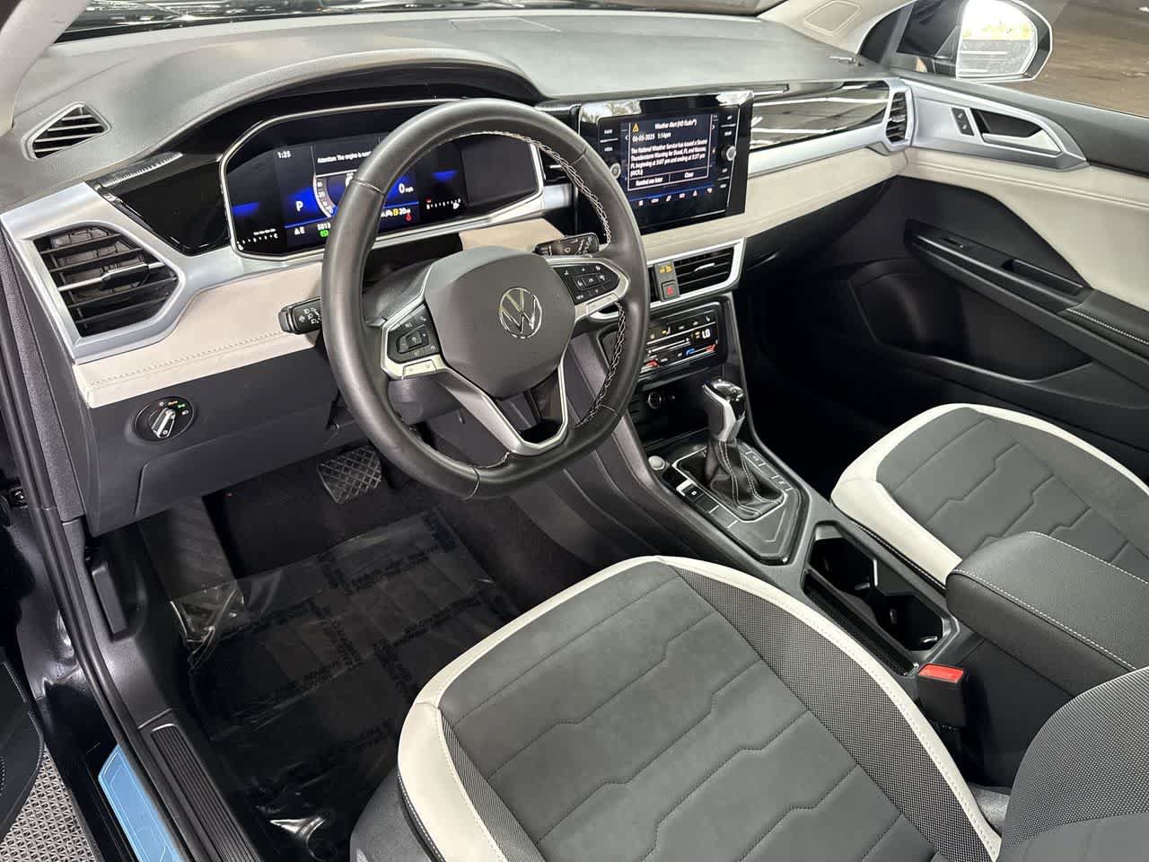 Used 2025 Volkswagen Taos SE w/ Panoramic Sunroof Package FWD image 13