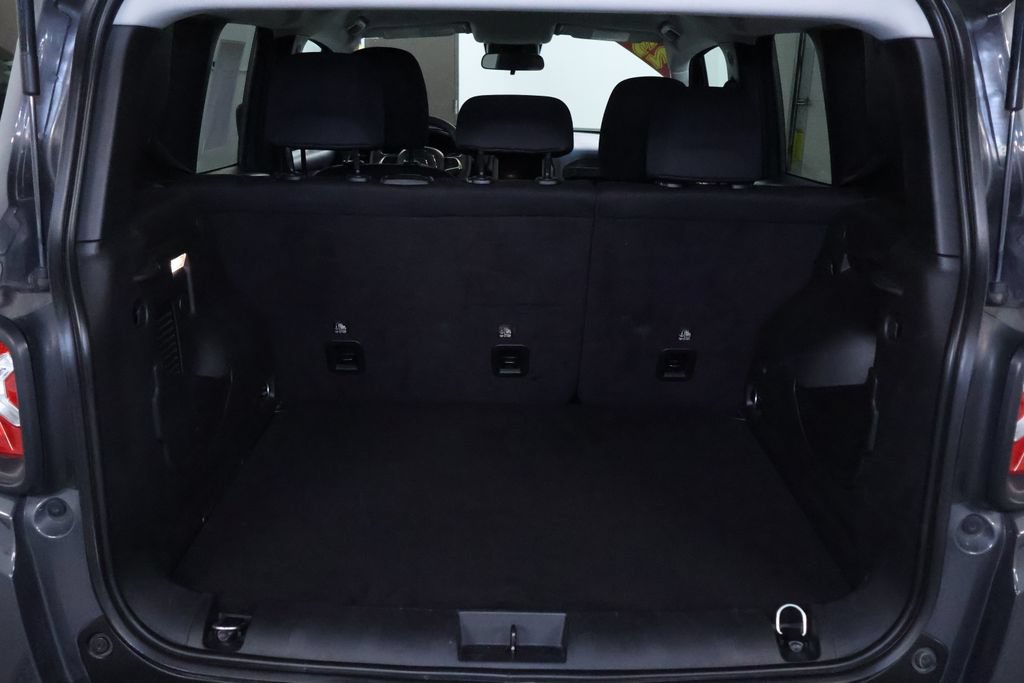 Used 2023 Jeep Renegade Latitude AWD/4WD image 16
