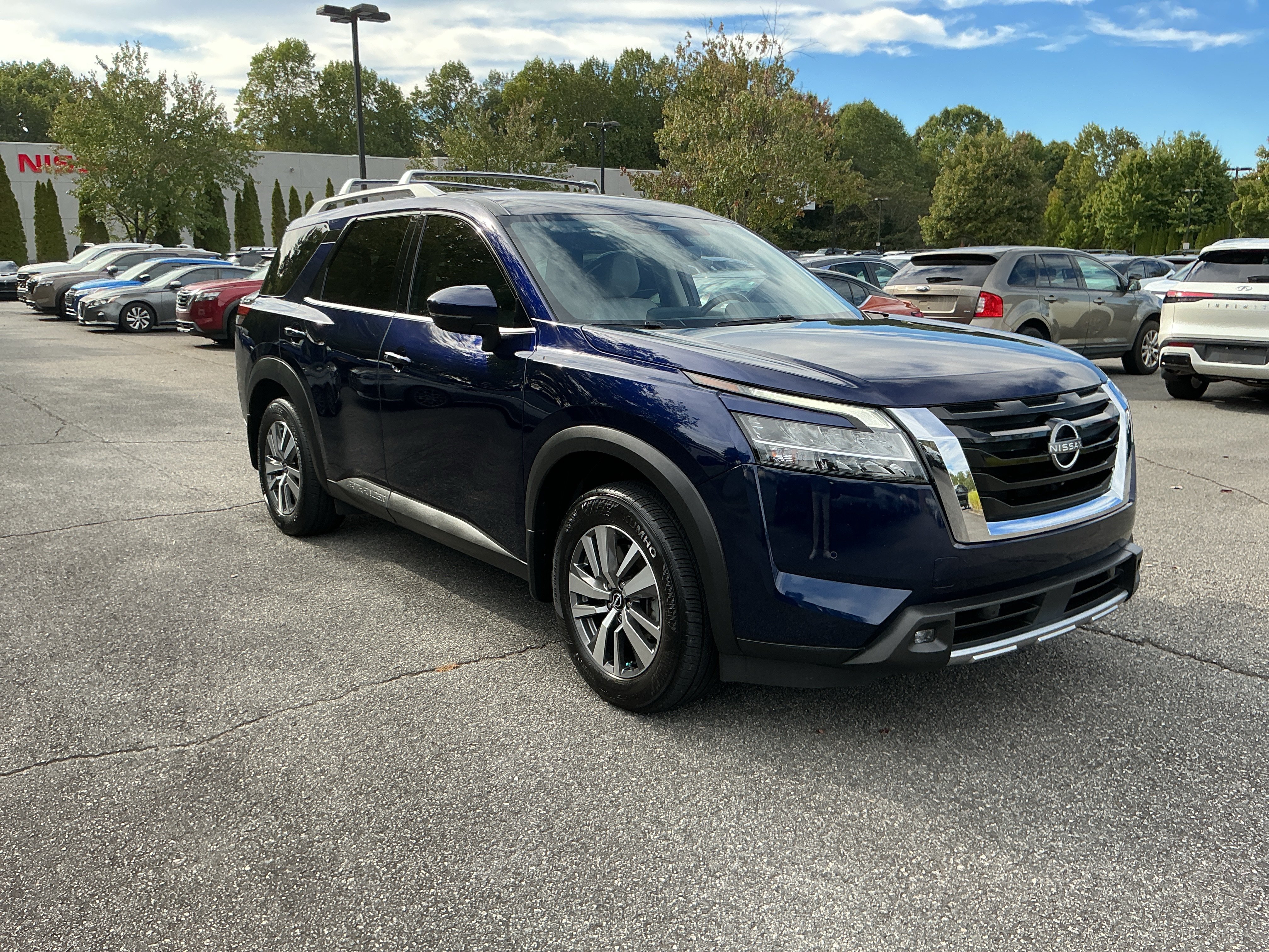 Certified 2022 Nissan Pathfinder SL FWD image 5