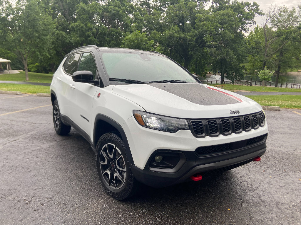 Used 2025 Jeep Compass Trailhawk AWD/4WD image 3